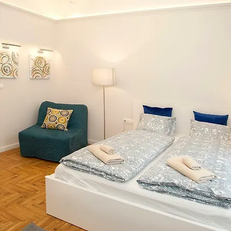 Amanda Astoria * Budapest